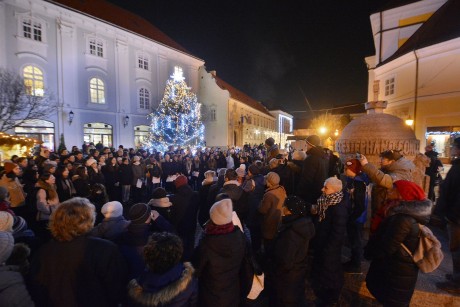 Karácsonyi öröméneklés volt a Városház téren a karácsonyfánál